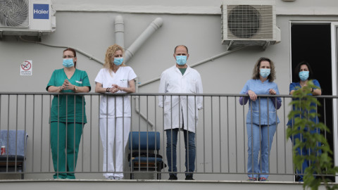 Γιατροί σε μπαλκόνι νοσοκομείου
