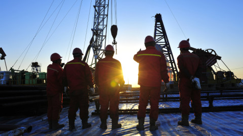Έπεσαν οι τιμές του πετρελαίου μετά τον μερικό απεγκλωβισμό του πλοίου στο Σουέζ