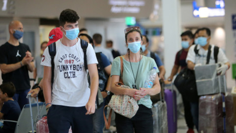 Κόσμος με μάσκες στο αεροδρόμιο