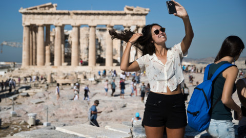 Περισσότεροι από 16.000 τουρίστες κάθε ημέρα στην Ακρόπολη - Πιο νωρίς από ποτέ ξεκίνησαν εφέτος οι επισκέψεις