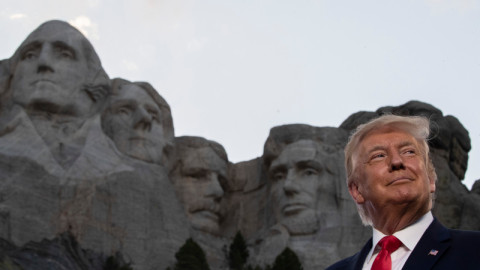 Φιέστα Τραμπ στο όρος Ράμσορ -Κουβέντα για τον κορωνοϊό που κατέγραφε νέο ρεκόρ στις ΗΠΑ