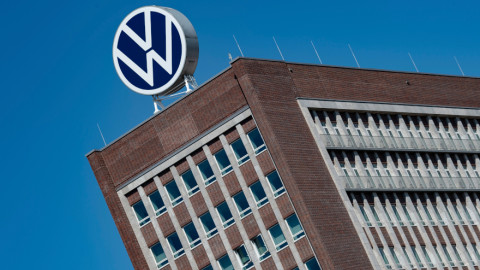 Η VW μειώνει τις βάρδιες σε εργοστάσιο ηλεκτρικών αυτοκινήτων , λόγω της πτώσης των πωλήσεων