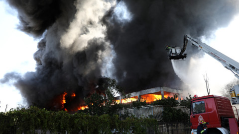 Μεγάλη φωτιά σε εργοστάσιο πλαστικών στη Μεταμόρφωση -Πνίγηκε στον καπνό η Αθήνα