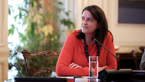 Κεραμέως: Η κυβέρνηση έχει θέσει ως προτεραιότητα την προστασία της εργαζόμενης μητέρας