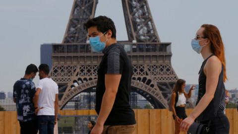 Γαλλία: Πιθανή η άρση υποχρέωσης χρήσης μάσκας σε εξωτερικούς χώρους