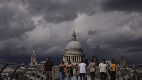 Βρετανία: Θα πληρώνει τους χαμηλόμισθους για να μπαίνουν σε καραντίνα