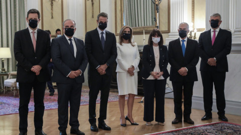 Ορκίστηκαν με μάσκες τα νέα μέλη της κυβέρνησης