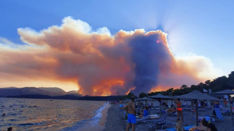 Ανεξέλεγκτη η φωτιά στην ανατολική Μάνη, εκκενώθηκαν οικισμοί