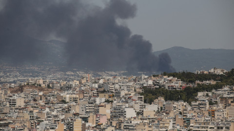 Μήνυμα 112 για τη φωτιά στη Μεταμόρφωση: «Επικίνδυνοι καπνοί. Κλείστε πόρτες και παράθυρα»