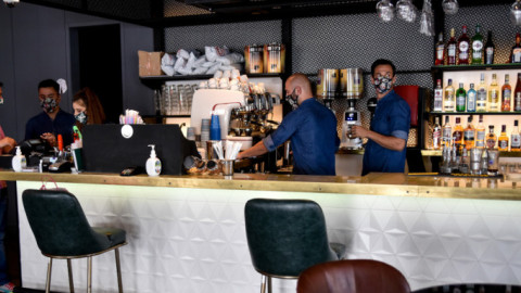 Εστιατόρια και καφέ ξανανοίγουν τους εσωτερικούς τους χώρους στη Γαλλία και το Βέλγιο