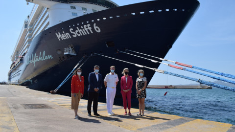 Το εντυπωσιακό «Mein Schiff 6» στο λιμάνι του Πειραιά
