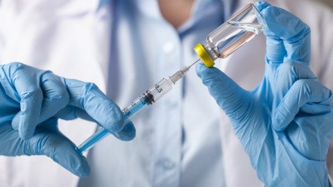 Μόσιαλος: Τα εμβόλια πιθανότατα θα «χτυπούν» όλες τις μεταλλάξεις