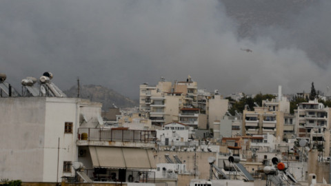 Μεγάλη φωτιά στον Βύρωνα -Eπιχειρούν 62 πυροσβέστες [βίντεο] 