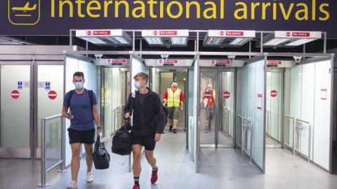 Βρετανία: Μπέρδεμα για τους ταξιδιώτες με την καραντίνα
