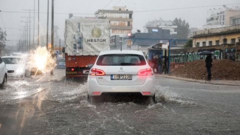 Καταιγίδες στη Δυτ. Ελλάδα: Προβλήματα σε Κέρκυρα, Αγρίνιο, Ναύπακτο