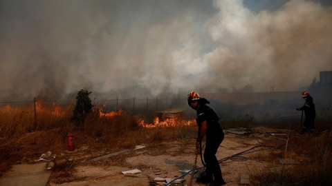 Καλύτερη η εικόνα της φωτιάς στην Κερατέα -Συνεχίζεται η μάχη με τις φλόγες