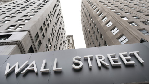 Πτώση στη Wall Street από τα ρεκόρ