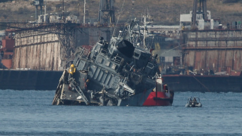 Πολεμικό πλοίο συγκρούστηκε με εμπορικό στον Πειραιά