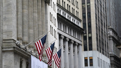 Στο «κόκκινο» η Wall Street στη σκιά της έξαρσης της πανδημίας