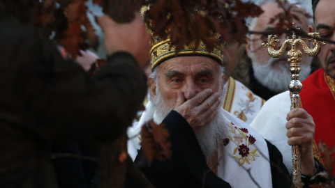 Σε λαϊκό προσκύνημα -εν μέσω πανδημίας- ο πατριάρχης Σερβίας που πέθανε από κορωνοϊό