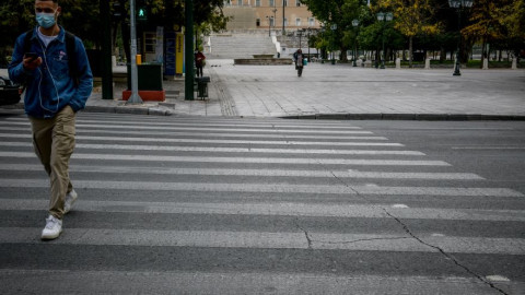 Ο Γκίκας βλέπει παράταση του lockdown - Η πρόταση για διπλή μάσκα