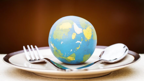 Σχεδόν ο μισός πληθυσμός παγκοσμίως τρώει είτε πάρα πολύ είτε πολύ λίγο