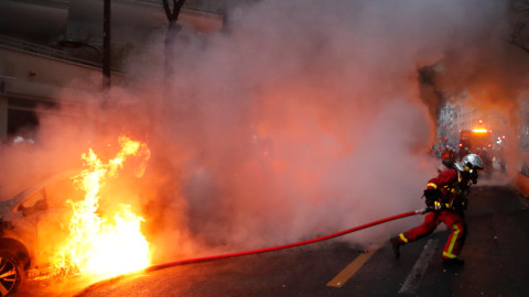 Γαλλία: Σοβαρά επεισόδια στο Παρίσι -Kουκουλοφόροι πυρπολούν αυτοκίνητα [εικόνες]