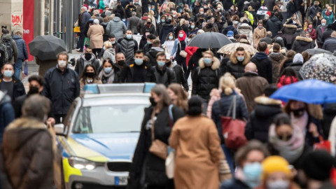 Πώς αλλάζουν της καταναλωτικές τους συνήθειες οι Γερμανοί - Οικονομία στο σούπερ μάρκετ, ανεπηρέαστη η διάθεση για διακοπές