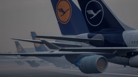Μέσα στο χάος, η Lufthansa μεταφέρει τρόφιμα στη Βρετανία