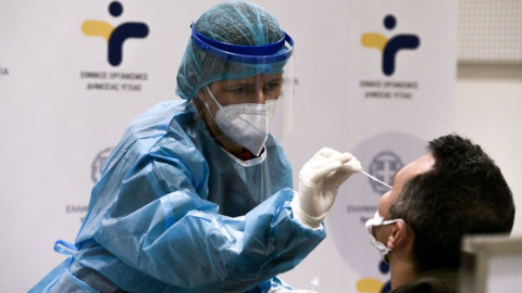 Μείωση κρουσμάτων και νεκρών - 558 διασωληνωμένοι