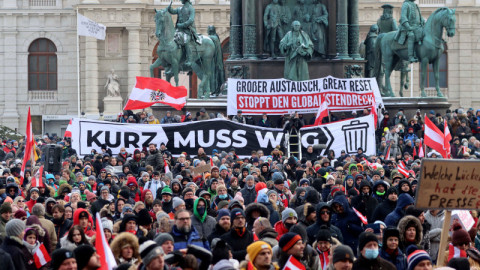 Διαδηλώσεις στην Βιέννη κατά των περιοριστικών μέτρων, ενώ ανακοινώνεται παράταση του lockdown