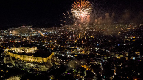 Ο πλανήτης γιόρτασε ήσυχα το 2021, υπό τη σκιά της πανδημίας