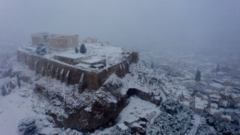 Χιόνια σε όλη την Αττική - Προβλήματα στις μετακινήσεις