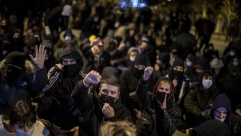 Ισπανία: Εκατοντάδες διαδηλωτές απαίτησαν να αφεθεί ελεύθερος ο ράπερ Πάμπλο Χασέλ