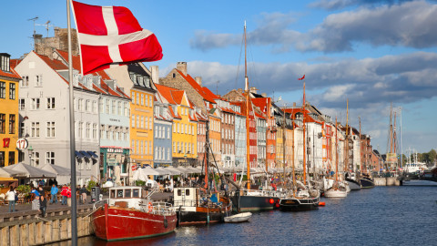 Δανία: Ανέφερε σήμερα δύο περιπτώσεις επιπλοκών με θρόμβους μετά τη λήψη δόσης του εμβολίου της AstraZeneca
