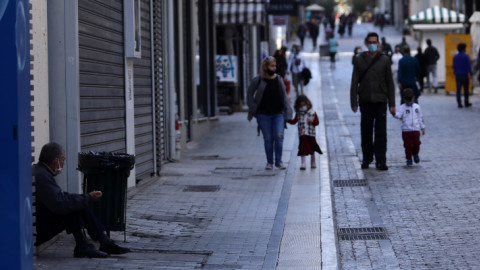 Η Ερμού με κλειστά καταστήματα