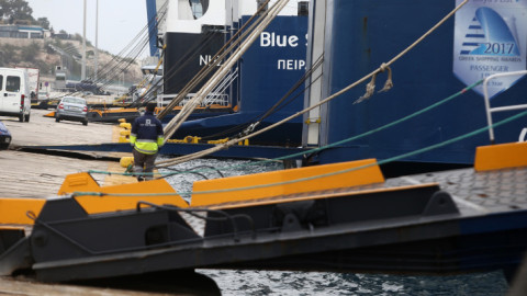 Πλοίο στο λιμάνι του Πειραιά