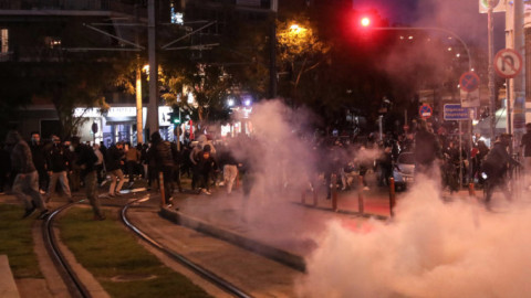 Νέα επεισόδια στη Νέα Σμύρνη - Χημικά και κρότου-λάμψης από την αστυνομία 