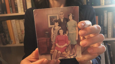 Χρησιμοποίησε τη δύναμη του Twitter για να επιστρέψει μια παλιά οικογενειακή φωτό -Μια όμορφη ιστορία
