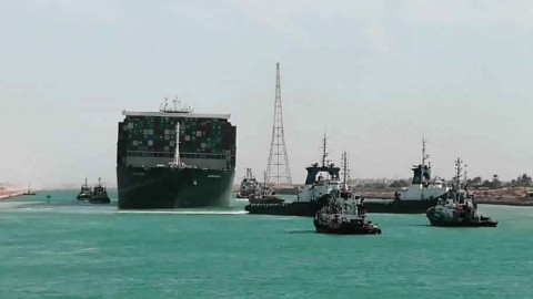 Έως και 3,5 μέρες θα χρειαστούν για να λήξει η συσσώρευση πλοίων στις δύο εισόδους της Διώρυγας του Σουέζ