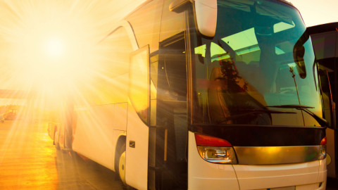Καταγγελία για δεκάδες απολύσεις οδηγών τουριστικών λεωφορείων στην Κρήτη