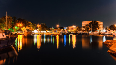 Το λιμάνι της Ελευσίνας τη νύχτα