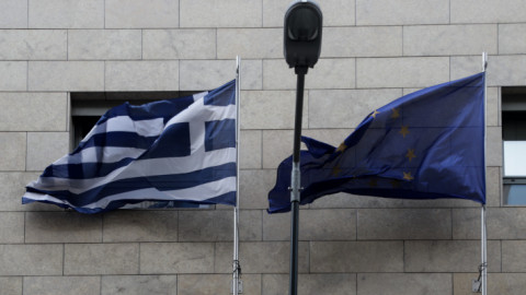 Η Ελληνική σημαία μαζί με αυτή της Ευρωπαϊκής Ένωσης 