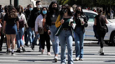 Πολίτες διασχίζουν διάβαση πεζών στο Σύνταγμα