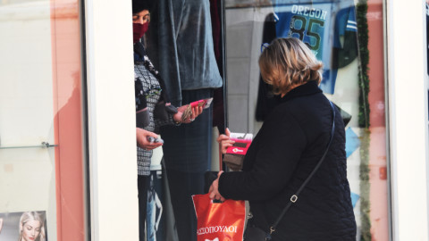 Μια γυναίκα κάνει ψώνια με click away