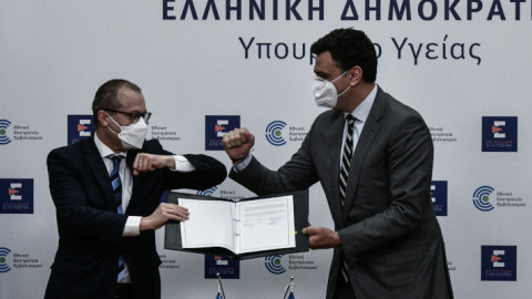 Ο Hans Kluge με τον Βασίλη Κικίλια λίγο μετά τις υπογραφές 