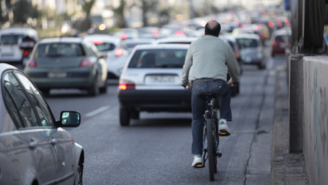 Ενας ποδηλάτης σε μποτιλίαρισμα οχημάτων