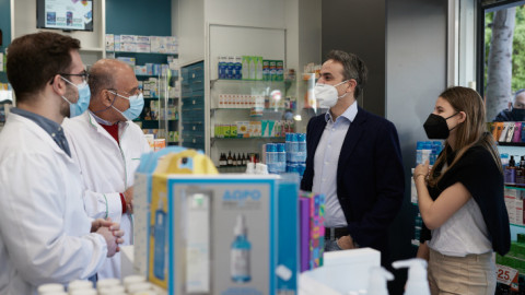 Ο πρωθυπουργός και η κόρη του σε φαρμακείο στην Καλλιθέα