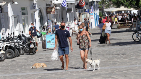 Τουρίστες σε κεντρικό δρόμο της Πάρου