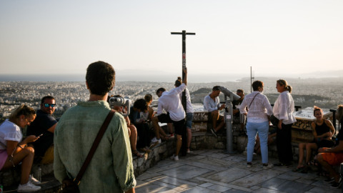 Τουρίστες στον Λυκαβηττό 